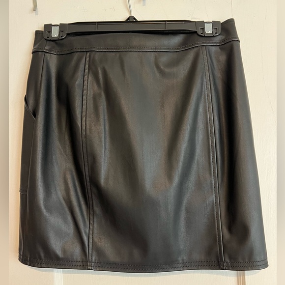 Faux leather Express skirt - Picture 2 of 4